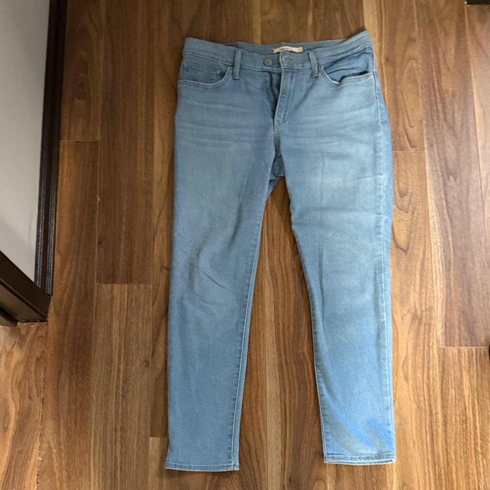 Levi's Women's Light Blue Slimming Skinny Levi Jeans.